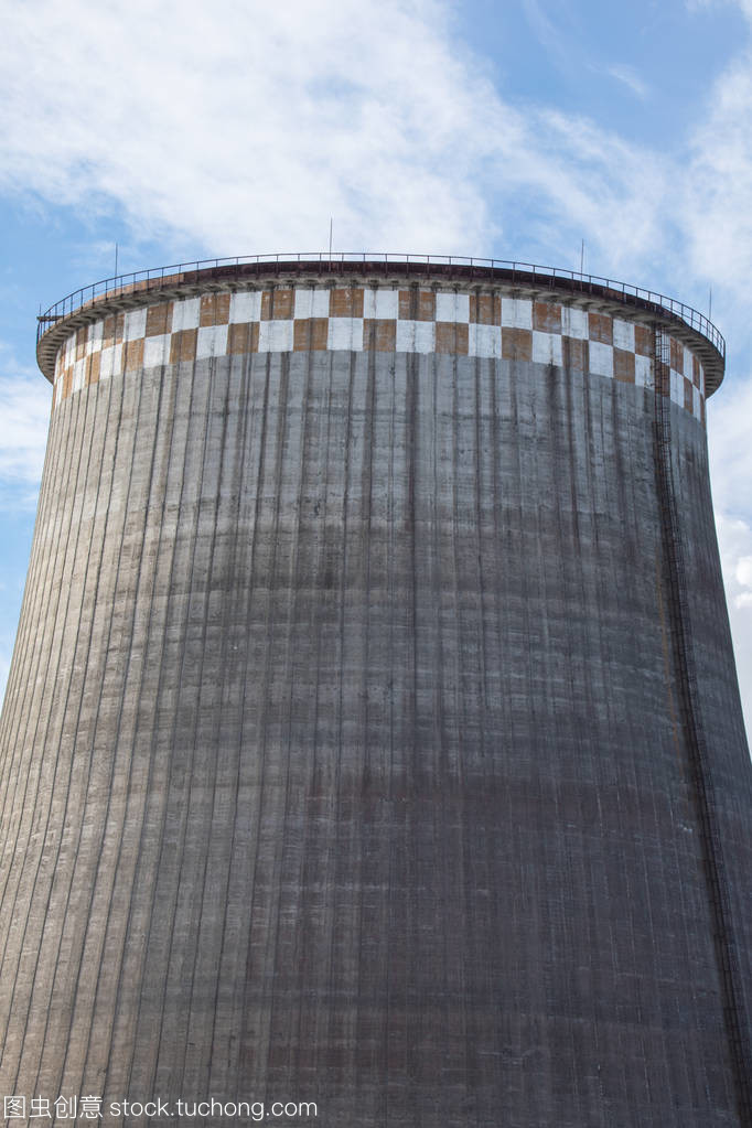 冬熱電站蒸汽冷卻塔在藍(lán)天背景下的作用與美學(xué)